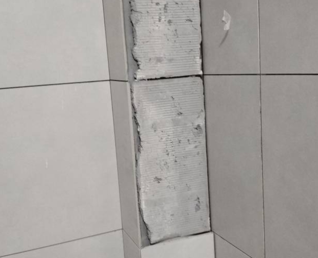 潍坊市瓷砖空鼓维修公司分享下瓷砖施工前基层浇水润湿程度不足，可能导致以下问题